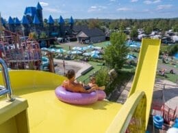 Vue d'en haut d'une glissade d'eau