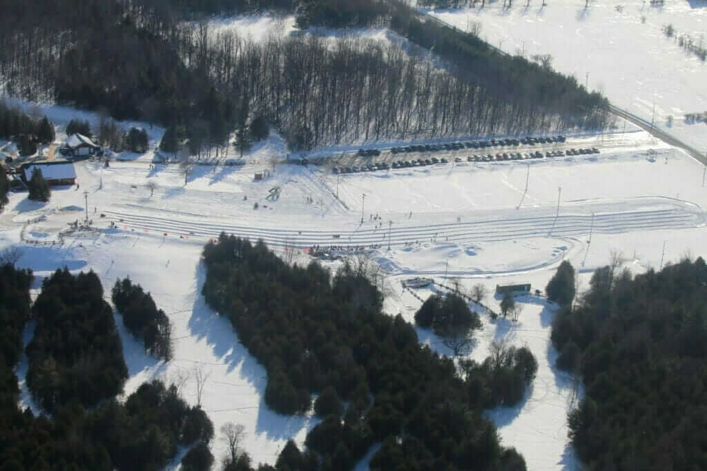 Vue aérienne sur les glissades sur tube du parc régional Saint-Bernard