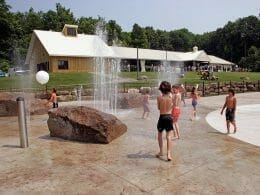 Baignade dans les jeux d'eau