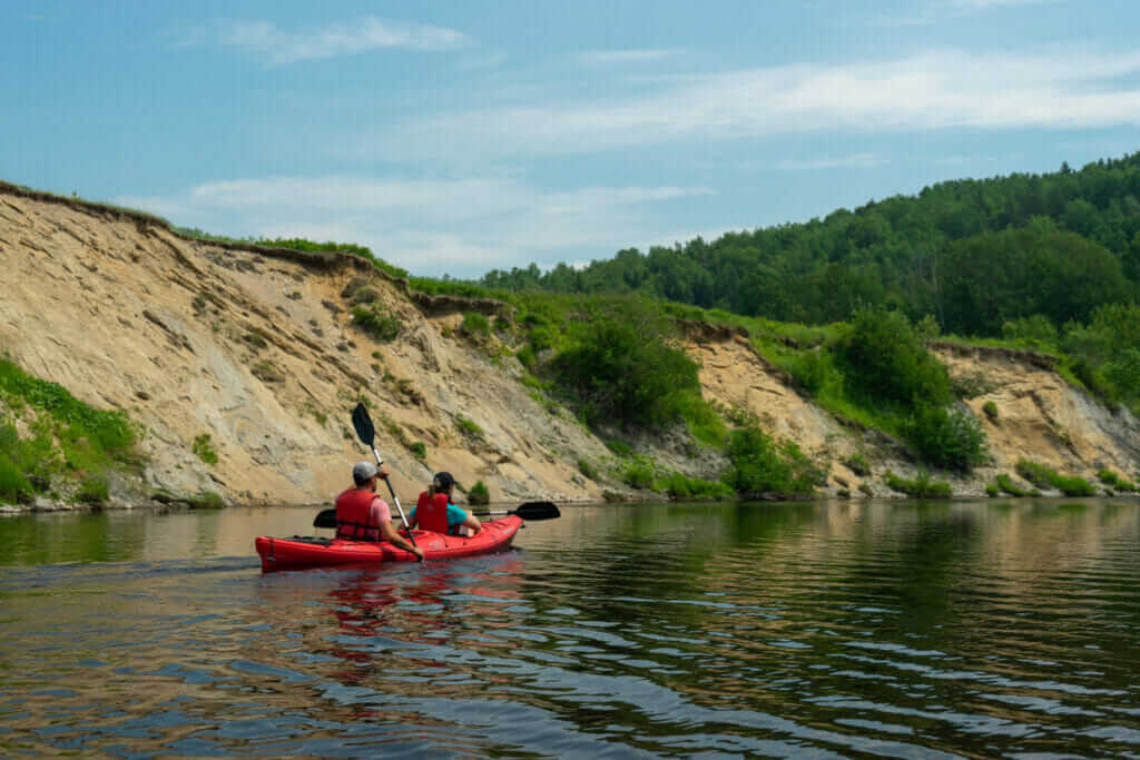Kayak de mer sur la rivière