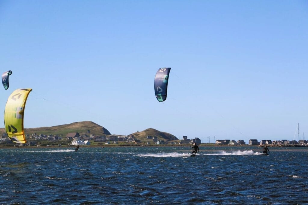 Kites surf sur la mer au Îles-de-la-Madeleine