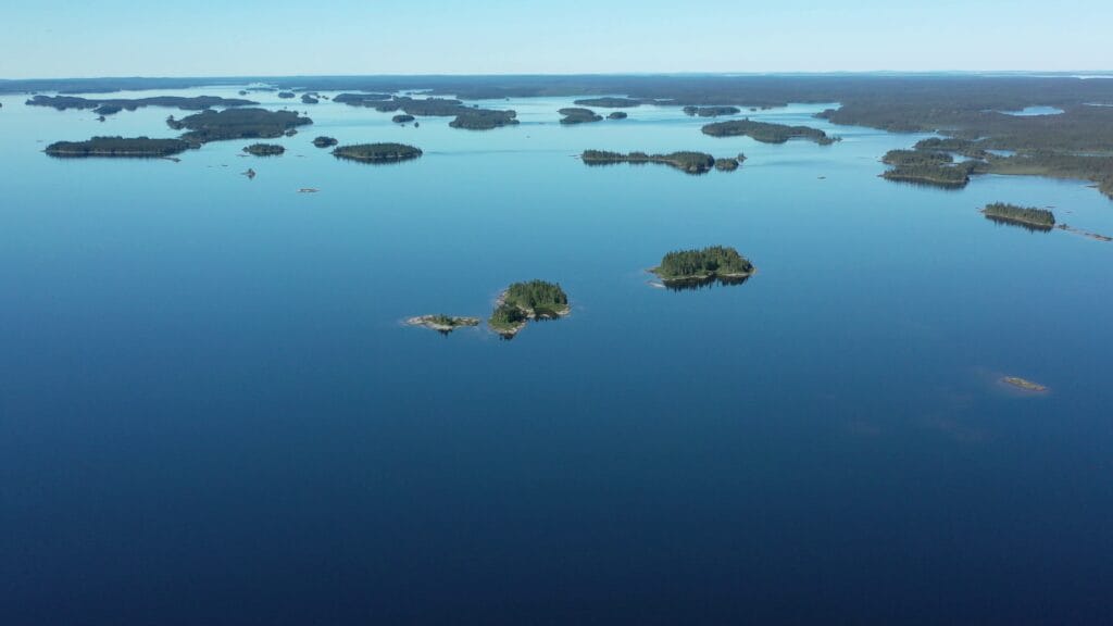 Vue aérienne du lac Albanel dans le parc national Nibiischii