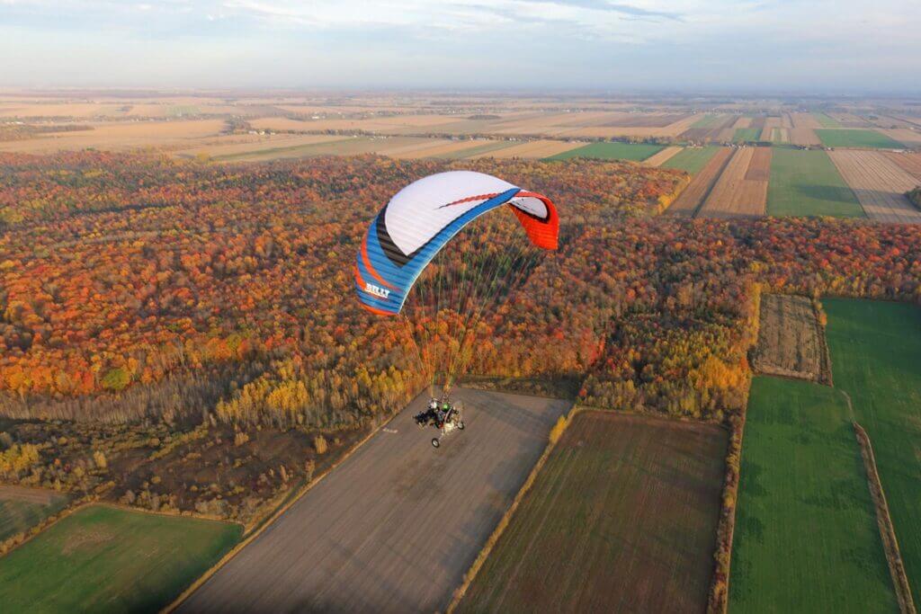 Vue aérienne d'un paramoteur en automne avec Voiles 4 Saison à St-Antoine sur Richelieu