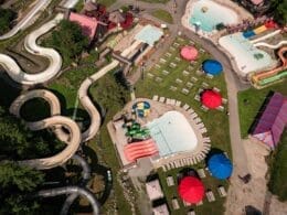 Vue aérienne du parc aquatique Mont Cascades