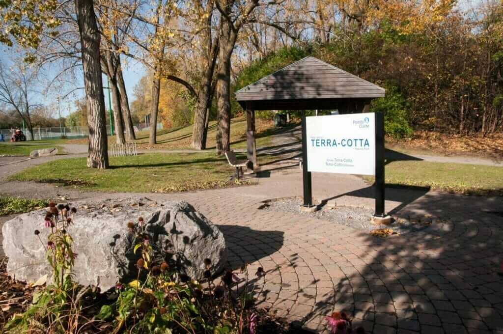 Entrée avec pancarte du parc naturel Terra Cotta à Pointe-Claire