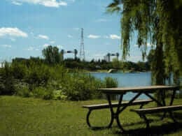 Table à pique-nique sur l'île Notre-Dame au parc Jean-Drapeau de Montréal