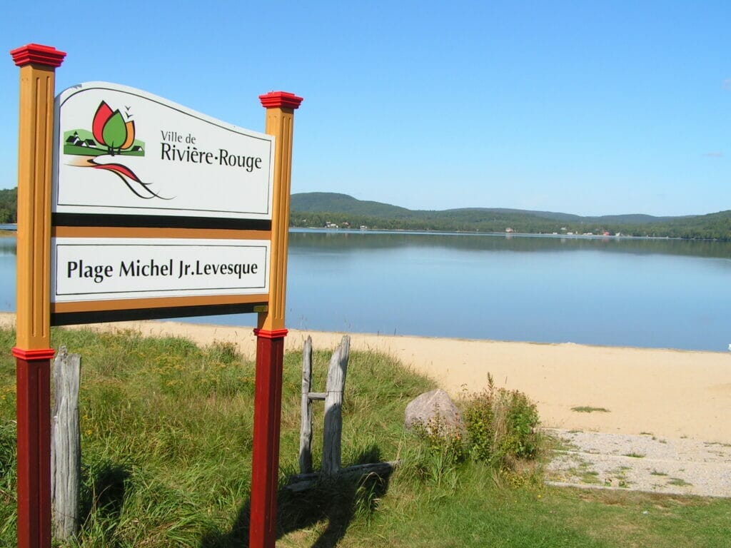 Sandy beach on Lake Tibériade in Rivière-Rouge