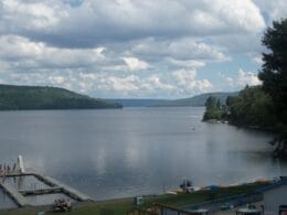 Vue de la plage de Notre-Dame-du-Lac et du lac Témiscouata