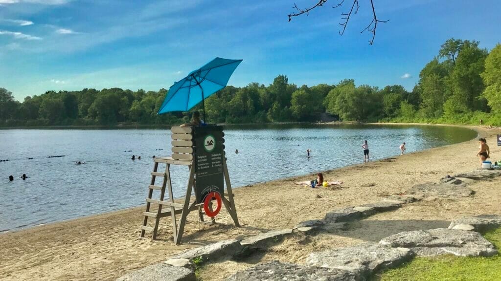 Plage au parc du Lac-Leamy à Gatineau