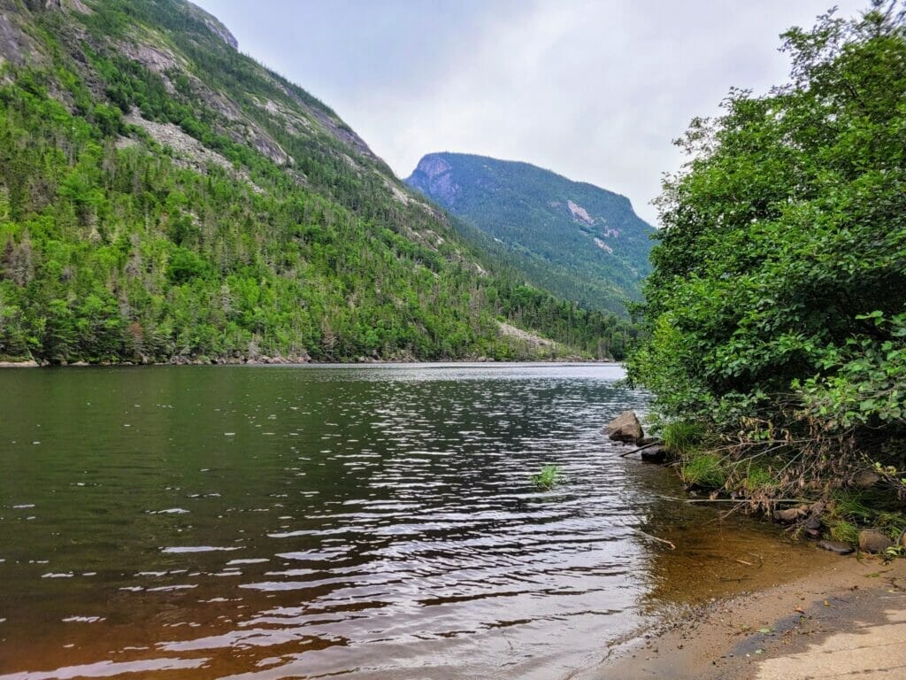 Rampe de mise à l'eau sur la rivière Malbaie dans le parc national des Hautes-Gorges de la rivière Malbaie