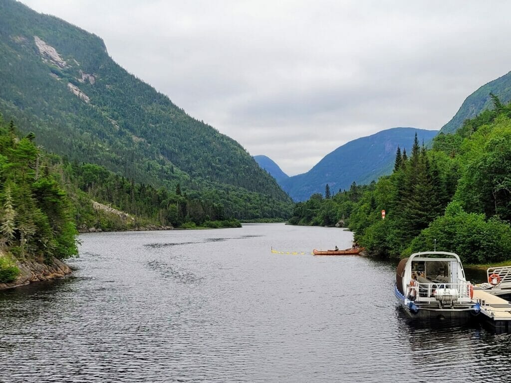 Départ des excursions en bateau mouche sur la rivière Malbaie