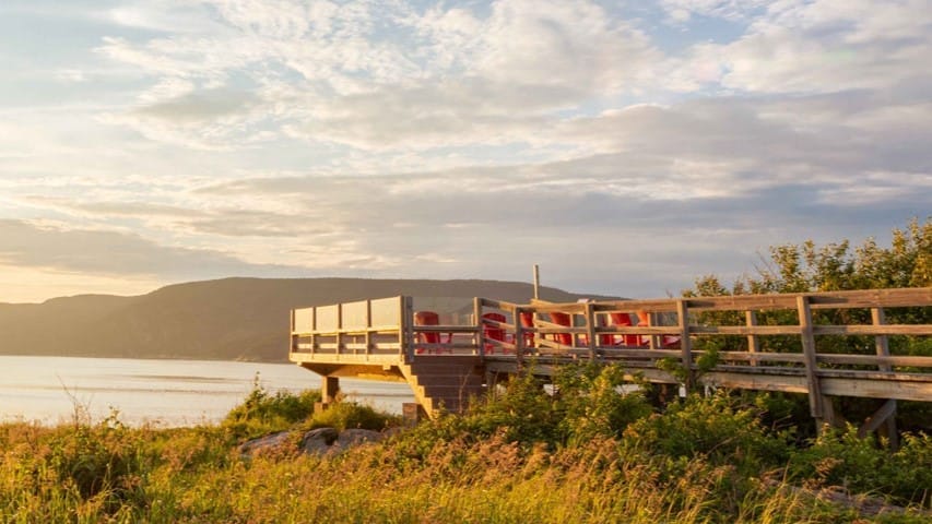 Belvédère avec vue sur le fleuve au coucher du soleil