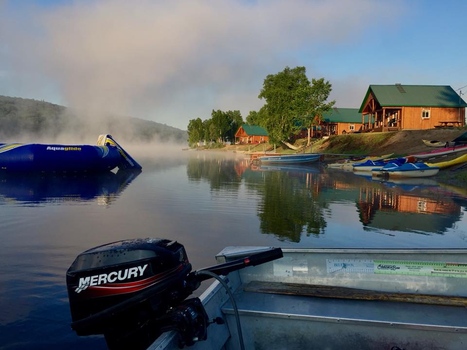 Chalets au bord du lac à la pourvoirie Mekoos