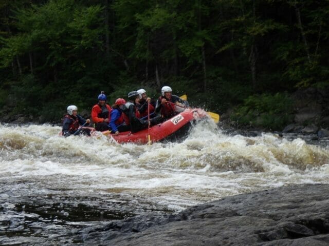 Rafting sur une rivière au Saguenay-Lac-St-Jean