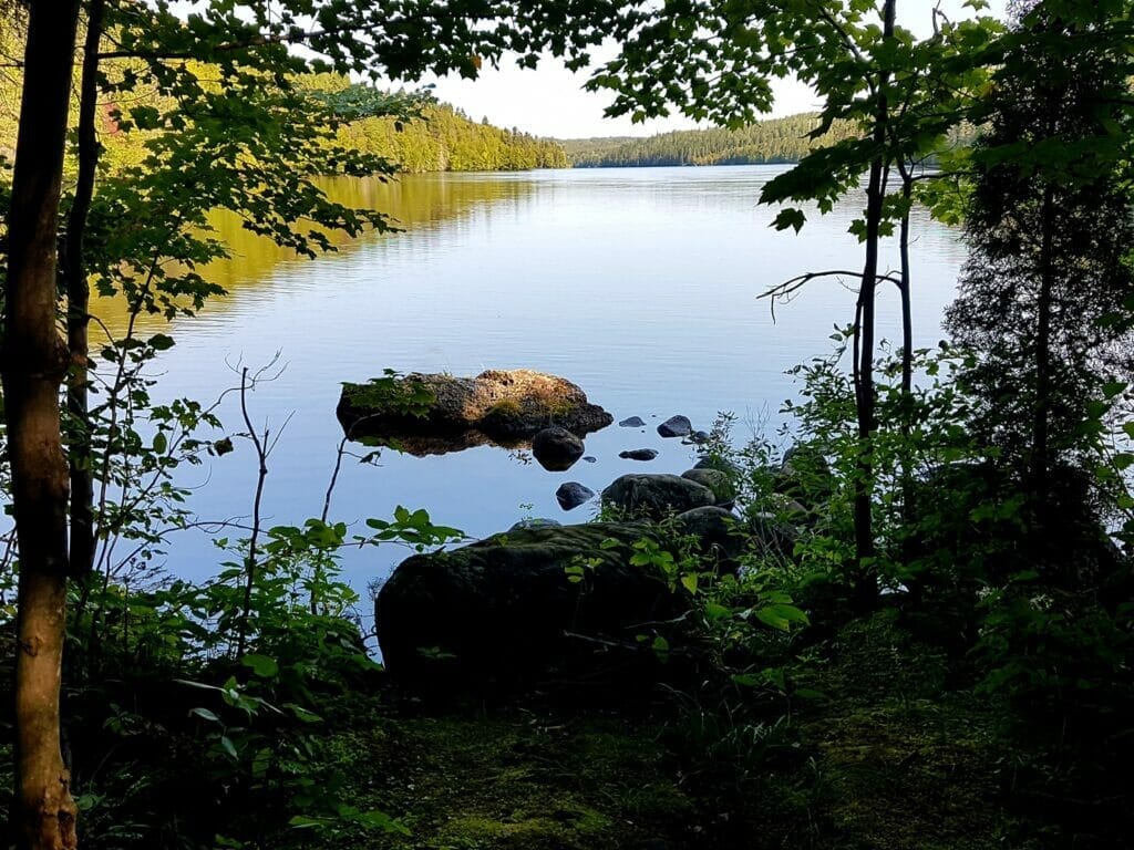 Pointe de vue sur la rivière dans le parc de la Pointe-des-Américains à Alma