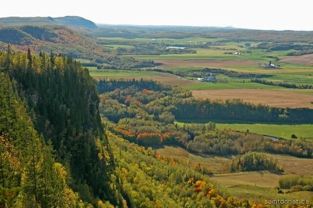 Mountain viewpoint from the Chute Neigette / Mont-Comi trail