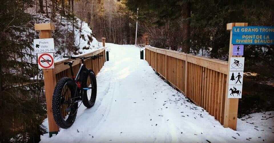 Passerelle sur un sentier de fatbike au parc de la rivière Gentilly