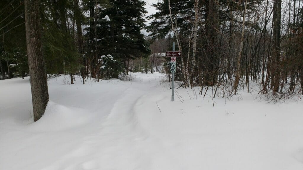 Accès au sentier le Canyon au centre plein air le Bec-Scie