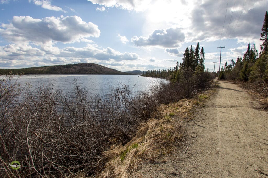 Vue du sentier Taïga longeant le lac Daviault à Fermont