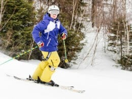Skieur dans les pistes du Mont-Fortin à Saguenay