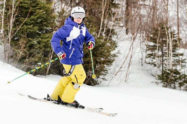 Skieur dans les pistes du Mont-Fortin à Saguenay