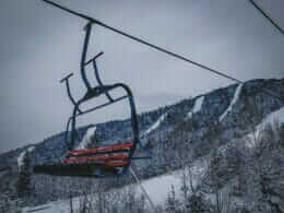 Télésiège quadruple à la station touristique Pin Rouge