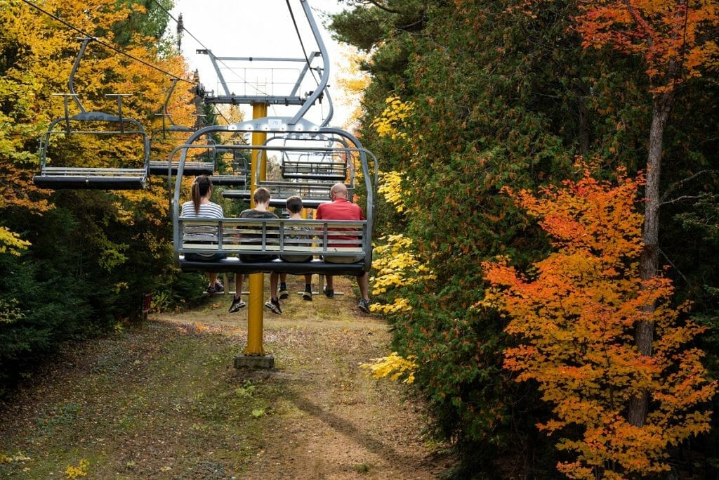 Remontée en télésiège en automne