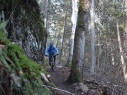 Vélo de montagne dans les sentiers du village de Saint-Côme