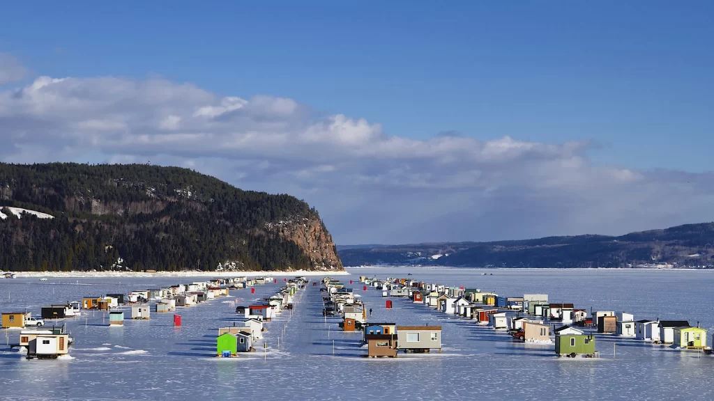 Village de pêche sur glace de La Baie sur le Fjord du Saguenay