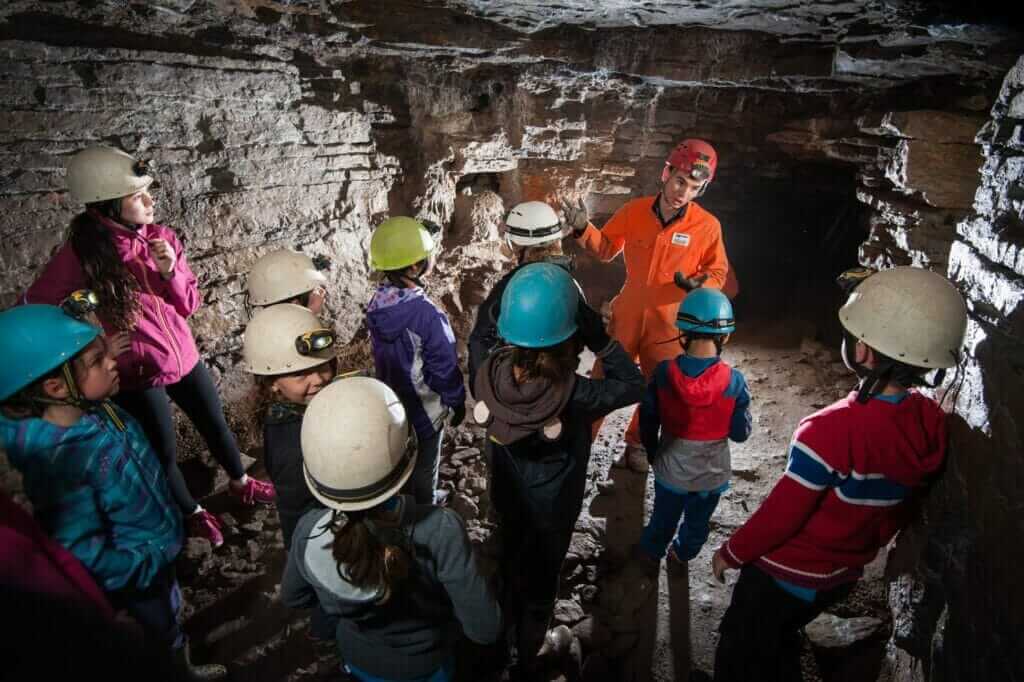 Visite en groupe de la caverne Saint-Léonard