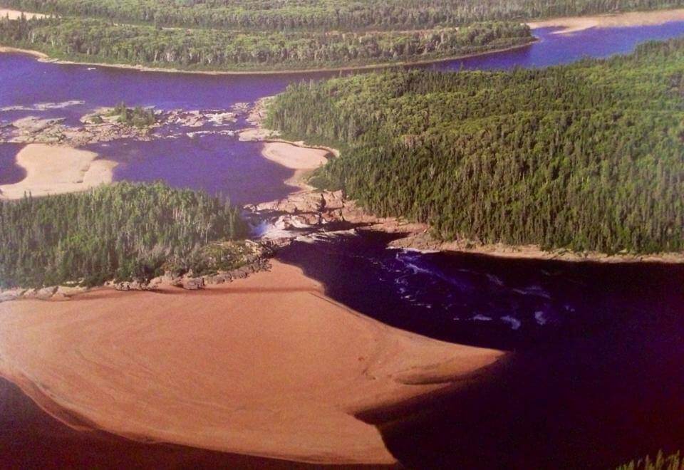 Vue aérienne sur la rivière Natashquan et les bancs de sable