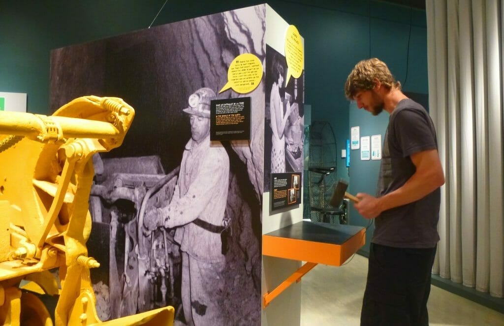 Gobbling asbestos - Photo by Musée du minéralogique et minier