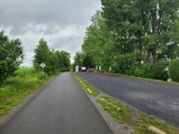 Halt and parking from route des Champs on chemin du Vide near Marieville