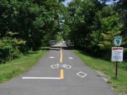 Asphalt access to La Campagnarde bicycle path Route verte #4