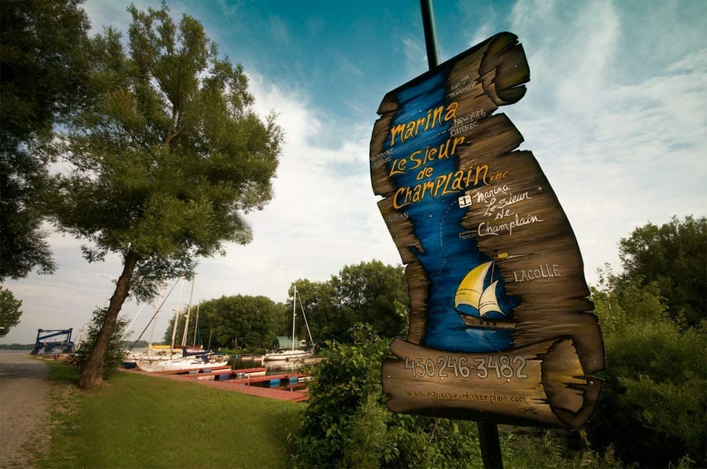 Pancarte à l'entée de la marina Sieur de Champlain
