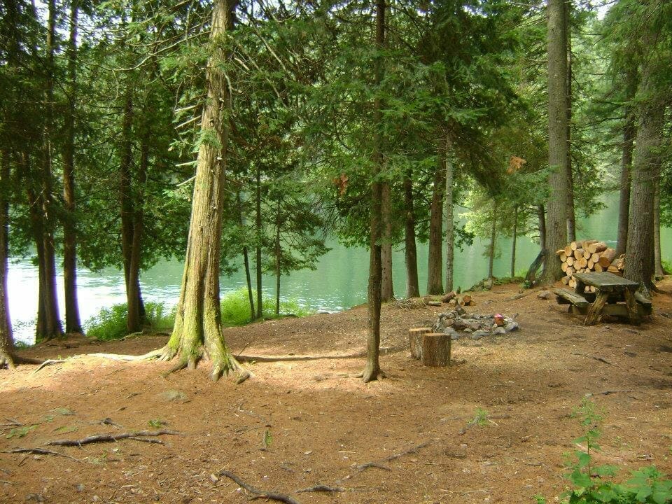 Refuge au bord du lac des Trente et Un Milles