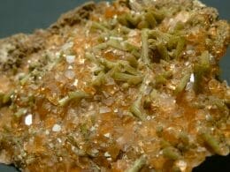 Diopside verte sur grenat hessonite au Musée minéralogique et minier
