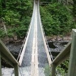 Pont suspendu qui enjambe la rivière Cyriac sur le sentier du Lac-Kénogami