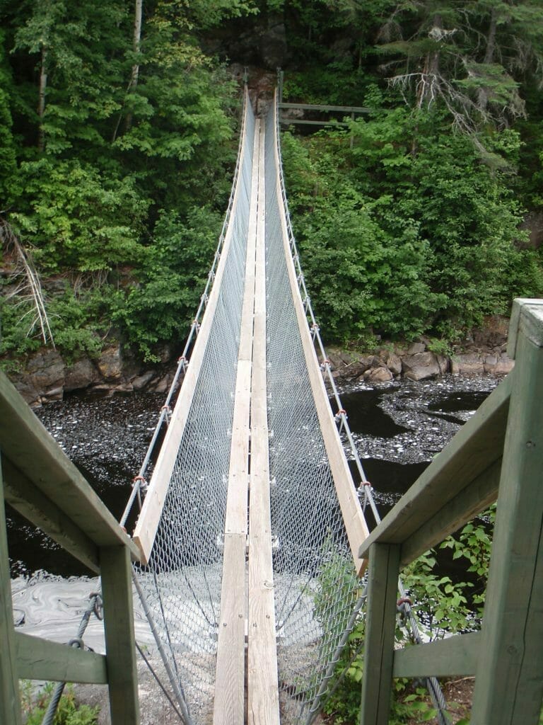 Pont suspendu qui enjambe la rivière Cyriac sur le sentier du Lac-Kénogami