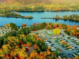 Vue aérienne du camping et du lac Bellemare en automne