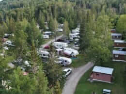 Vue aérienne du camping d'Eau Clair à Auclair