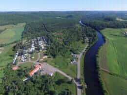 Vue aérienne du camping et de la rivière du Loup