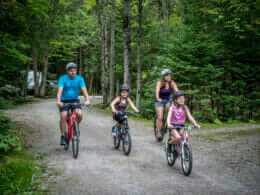 Famille en vélo au camping Baie des Sables