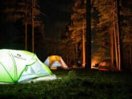 Tentes et feu de camp au camping Base de plein air Air-Eau-Bois à Denholm