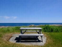 Site avec table à pique-nique sur le bord du fleuve St-Laurent à Pointe des Monts