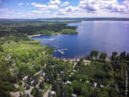 Vue aérienne du camping La Baie et du lac Maskinongé à Mandeville