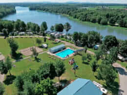 Vue aérienne du camping Parc Chaudière et de la rivière