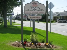 Enseigne gîte Aux Soins de l’Angélus à Audet, Québec, Canada