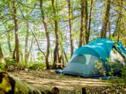Site avec tente au camping de la Pointe sur l'île d'Oréans