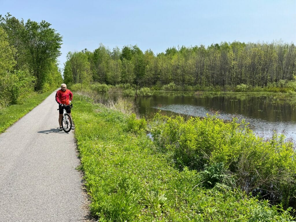 Cycliste sur la piste cyclable le sentier du Paysan